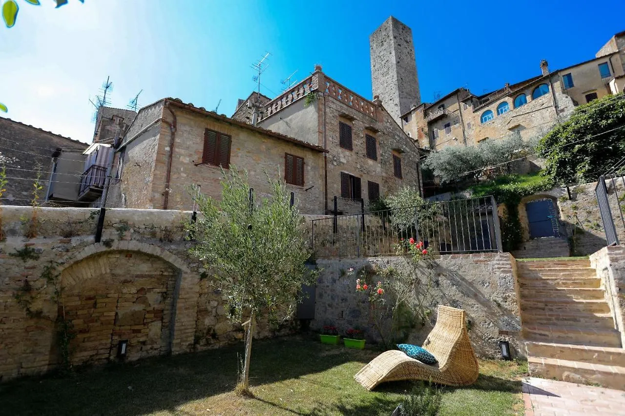 The Tower'S Garden Apartment San Gimignano